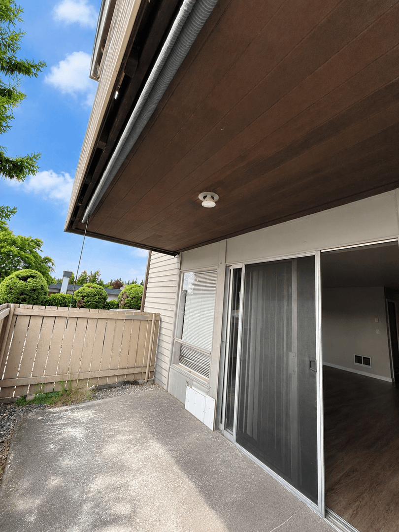 Renton Apartment: 1064 Kirkland Ave NE