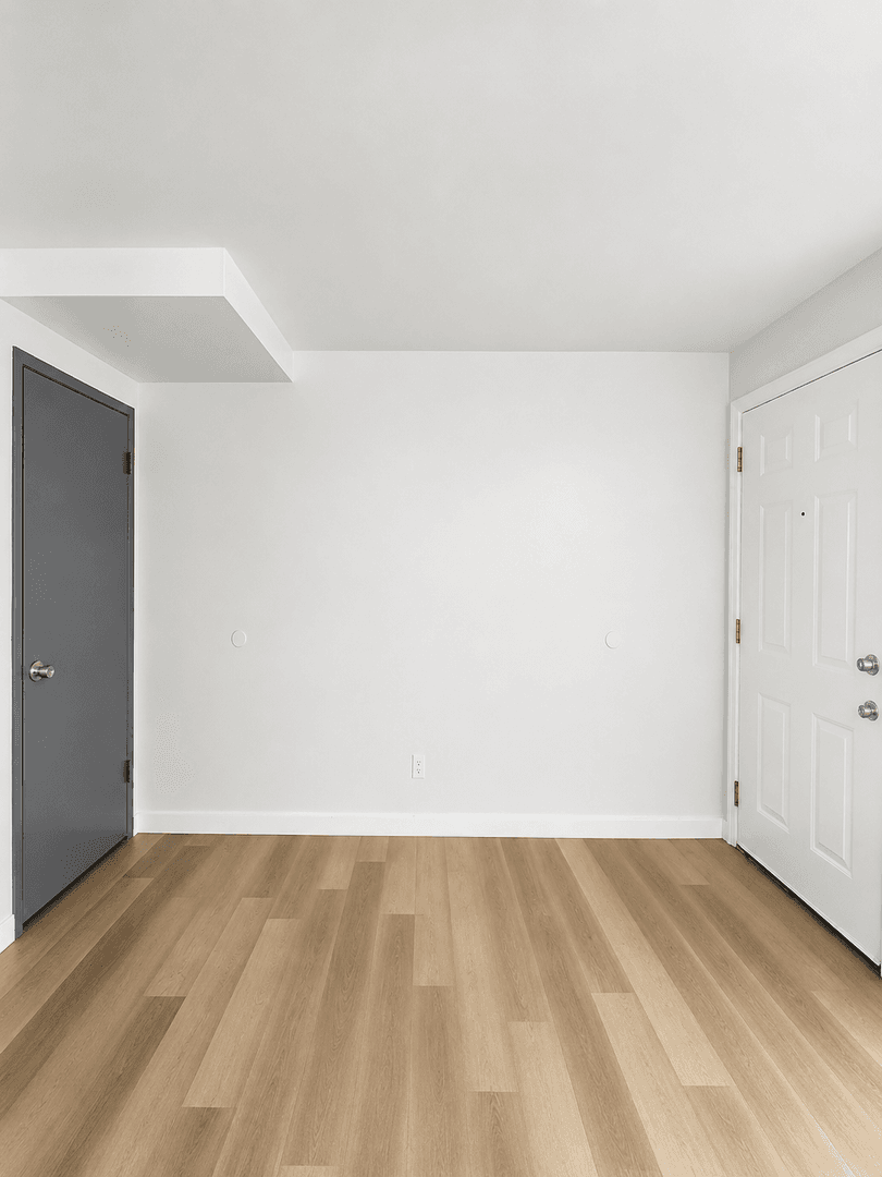 Kent Apartment: 703 Woodford Ave N