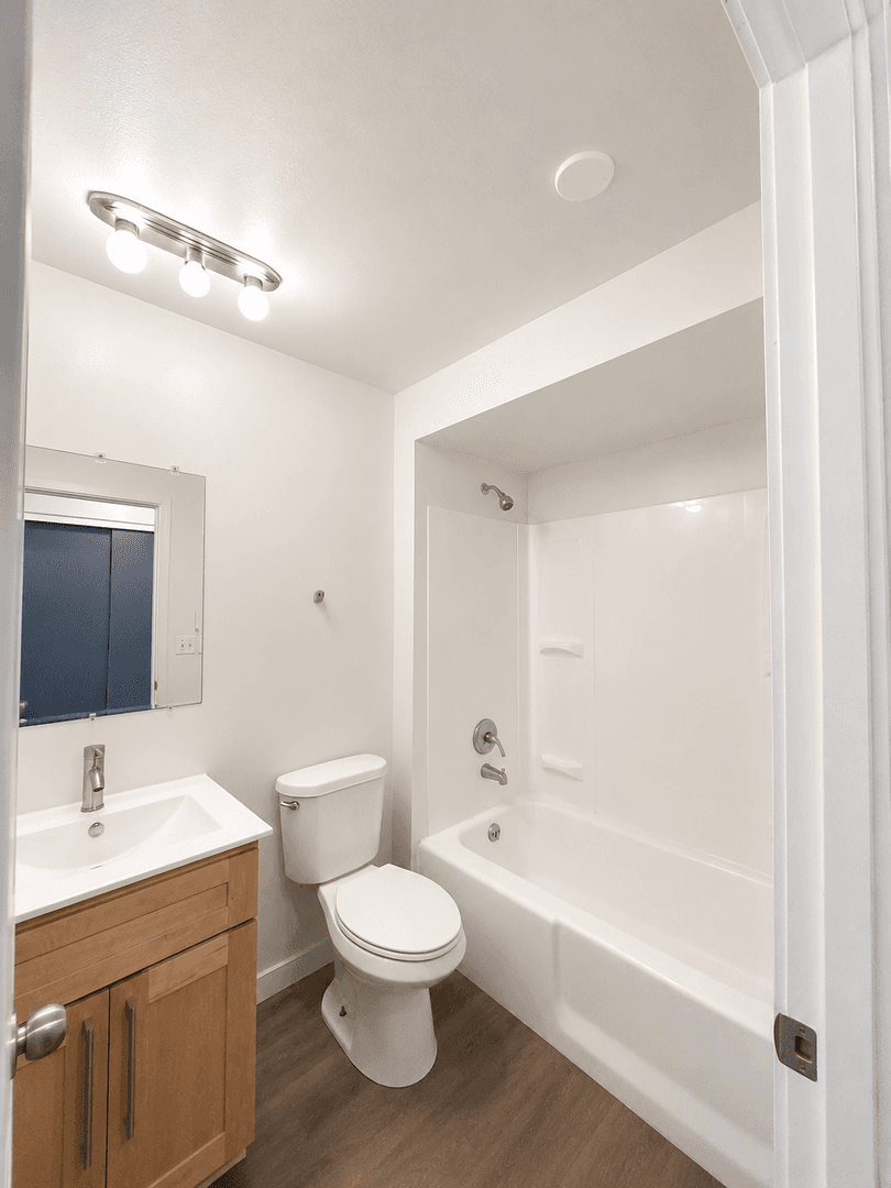 Kent Apartment: 705--717 State Ave N