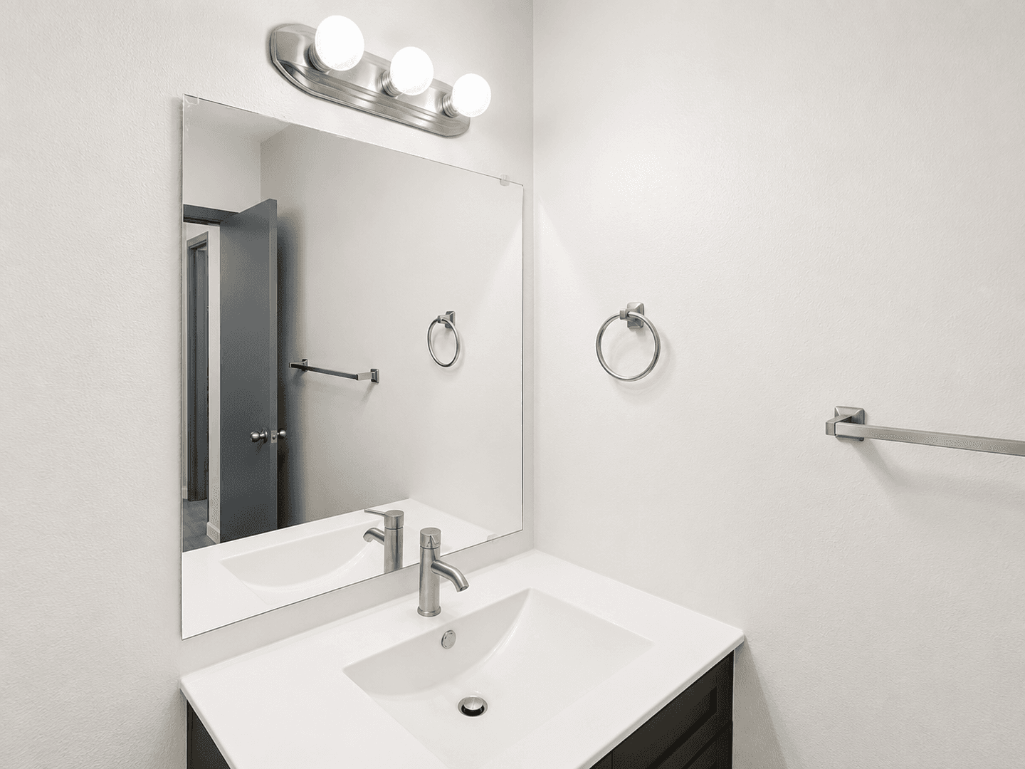 Kent Apartment: 703 Woodford Ave N