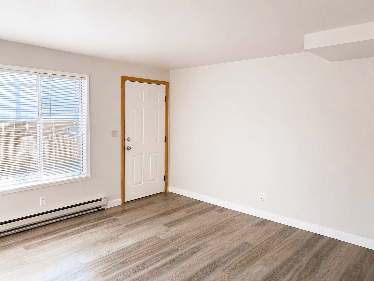 Kent Apartment: 703 Woodford Ave N