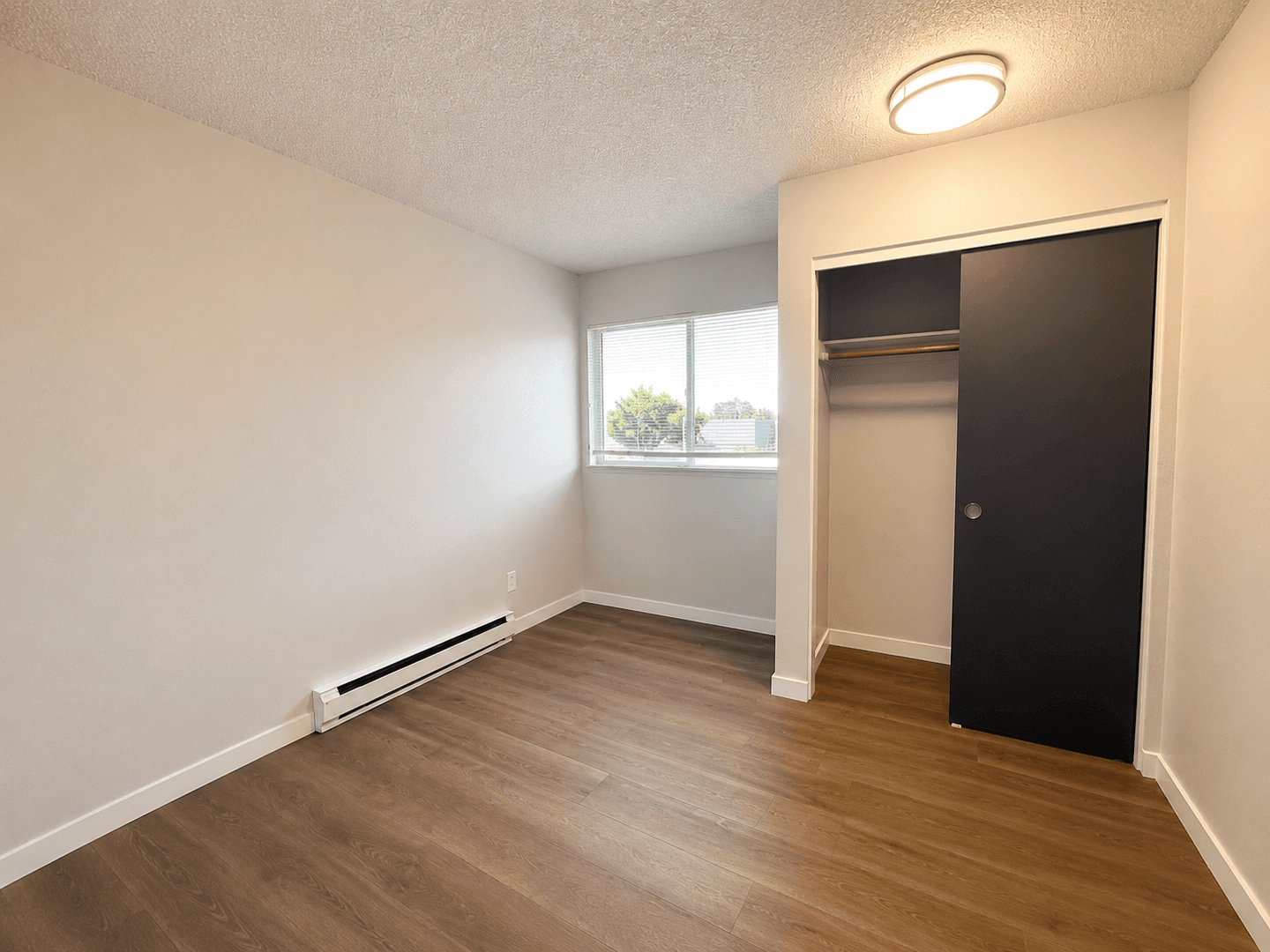 Kent Apartment: 705--717 State Ave N