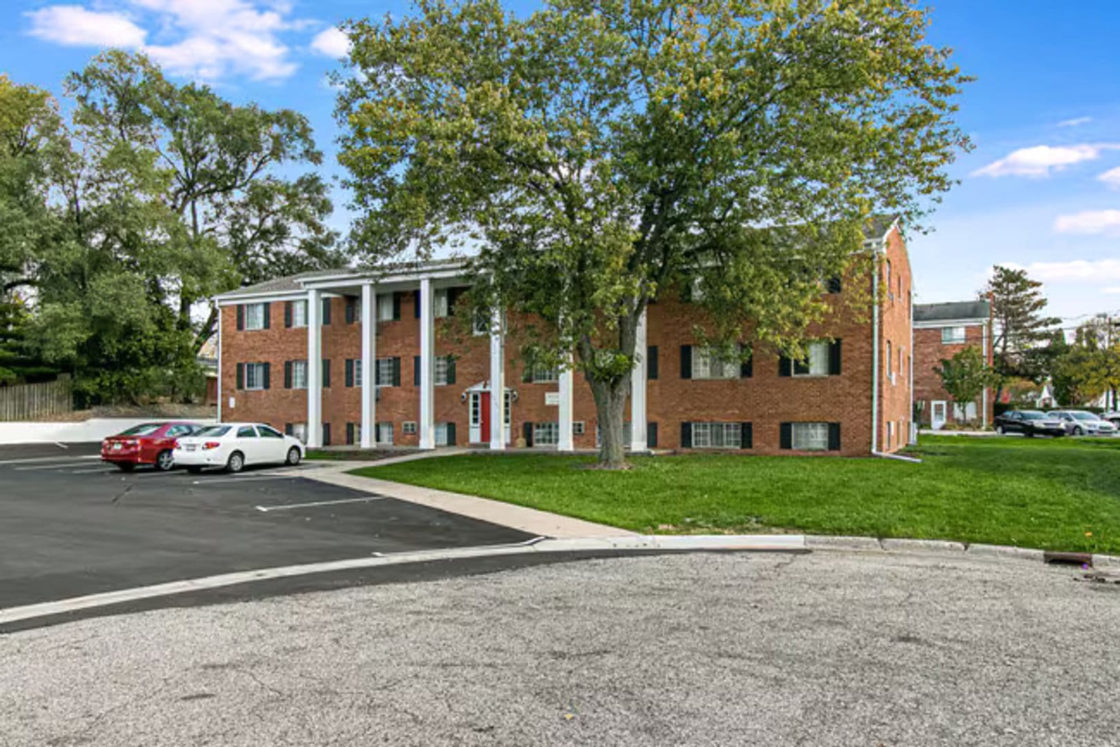 Lansing Apartment: 3225-3227 Holiday Dr