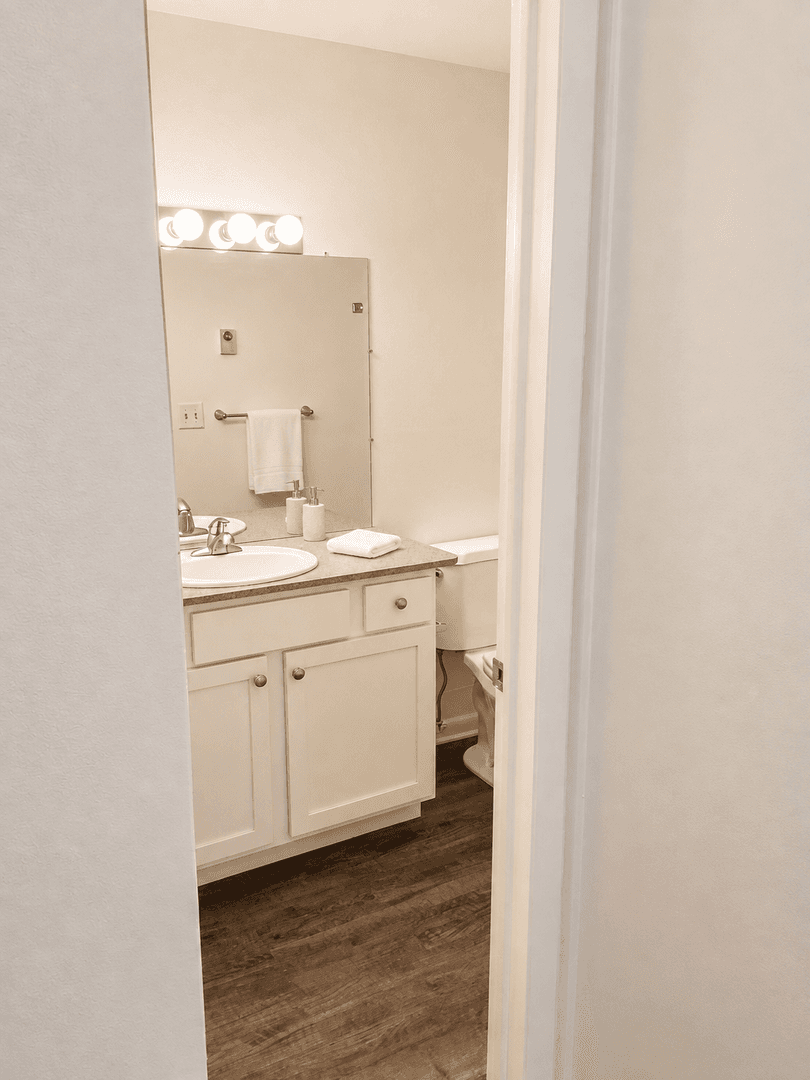 Leslie Apartment: 4415, 4425 Hull Road