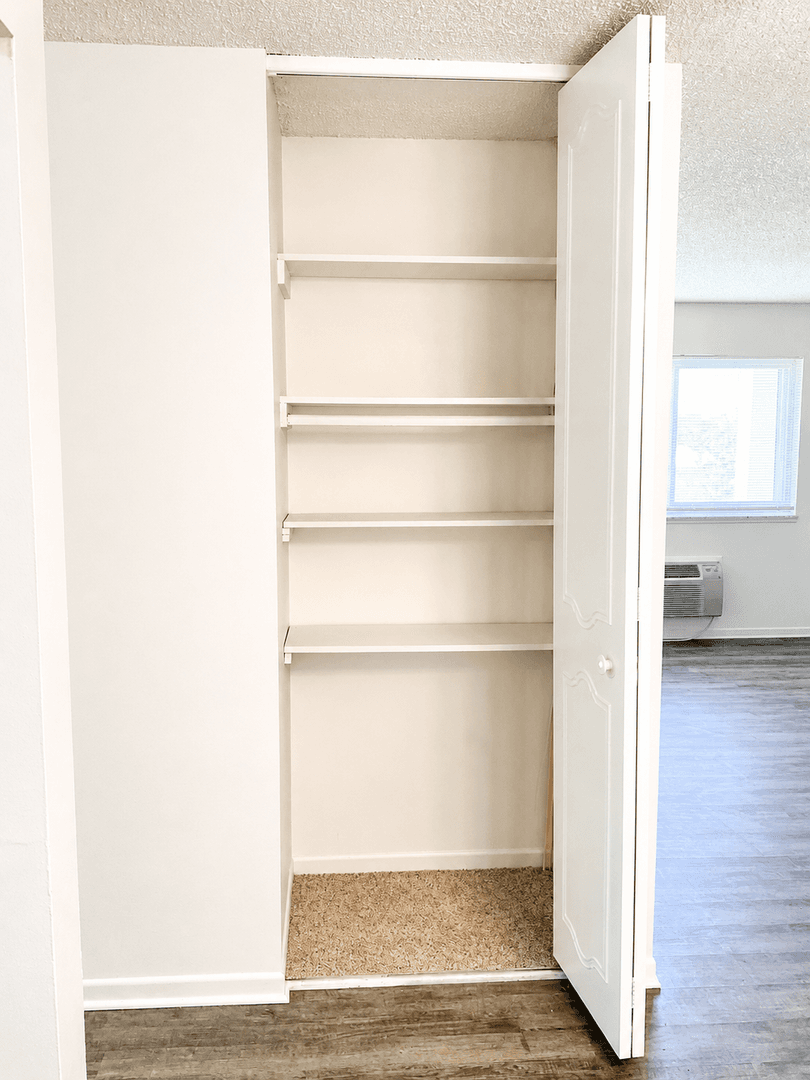 Leslie Apartment: 4415, 4425 Hull Road