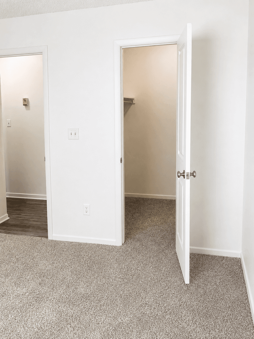 Leslie Apartment: 4415, 4425 Hull Road