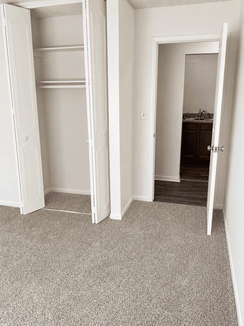 Leslie Apartment: 4415, 4425 Hull Road