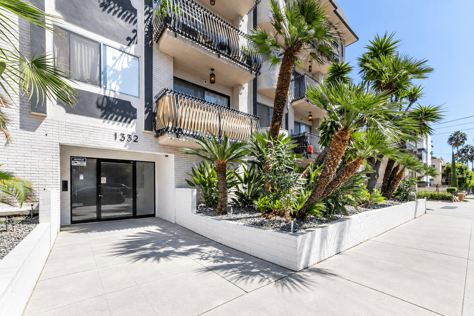 Los Angeles Apartment: 1332 N Vista St