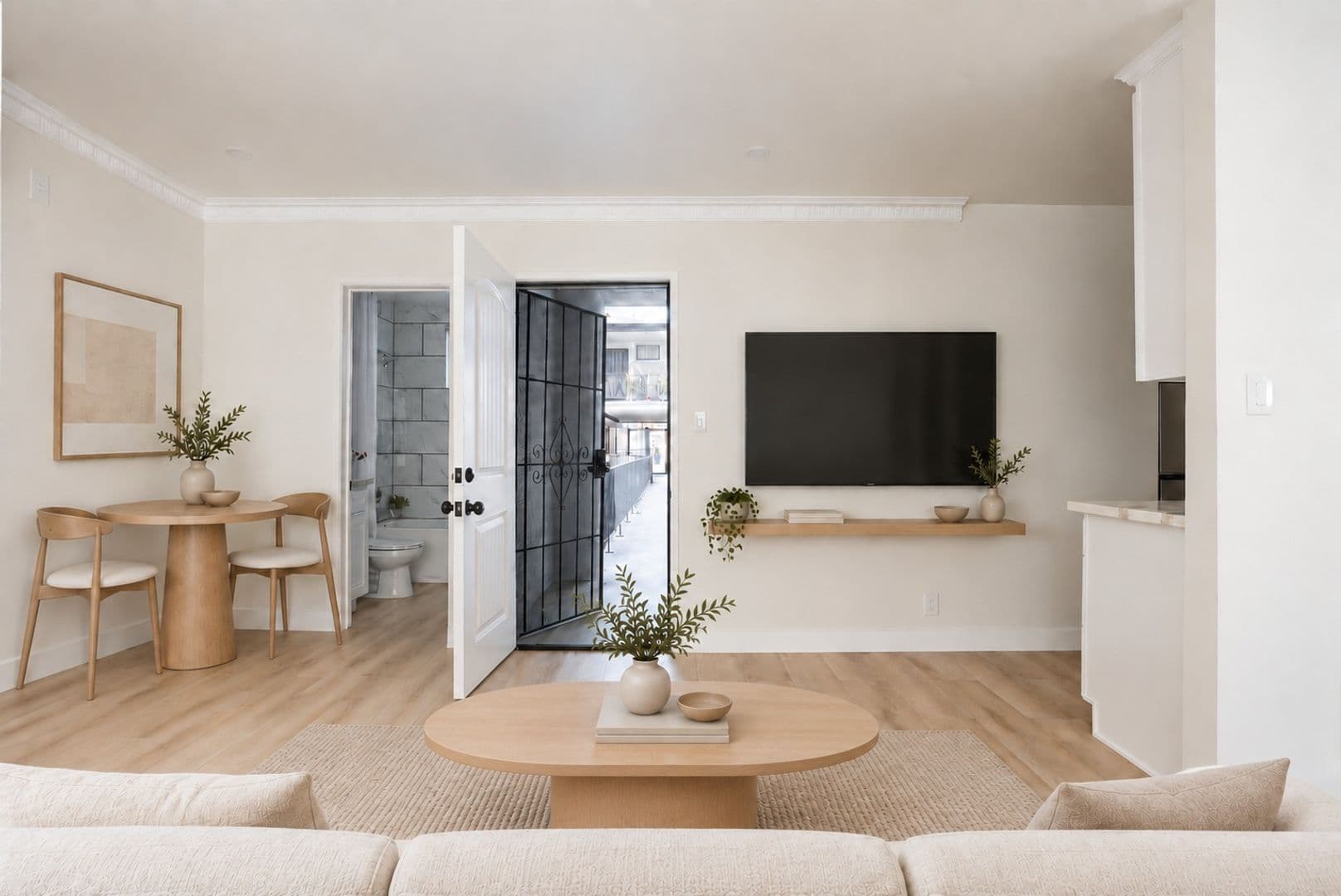 West Hollywood Apartment: 1211 N Detroit St
