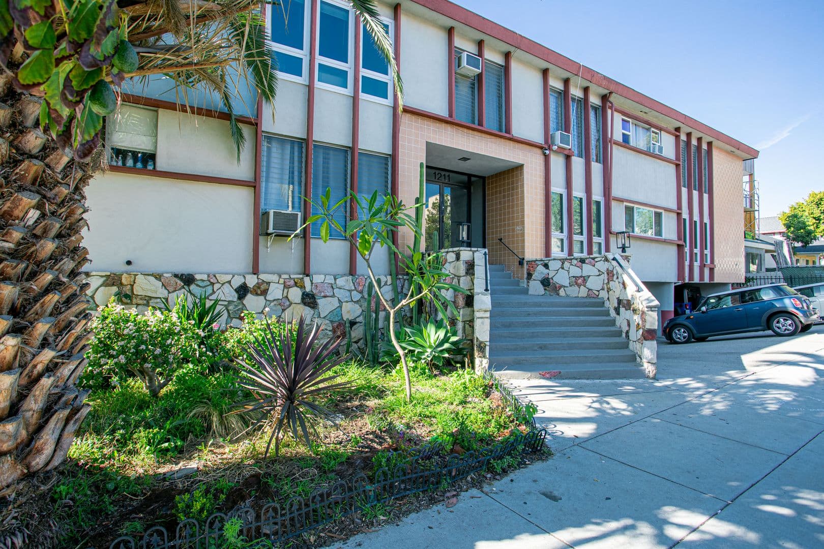 West Hollywood Apartment: 1211 N Detroit St