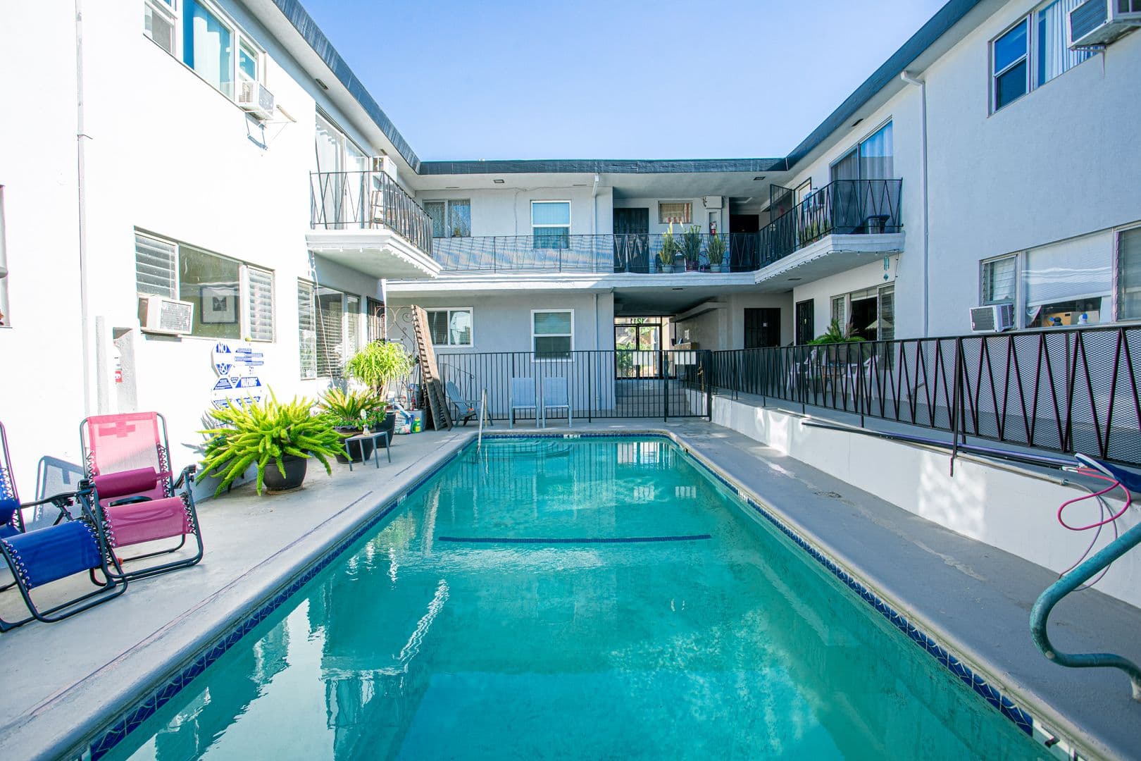 West Hollywood Apartment: 1211 N Detroit St