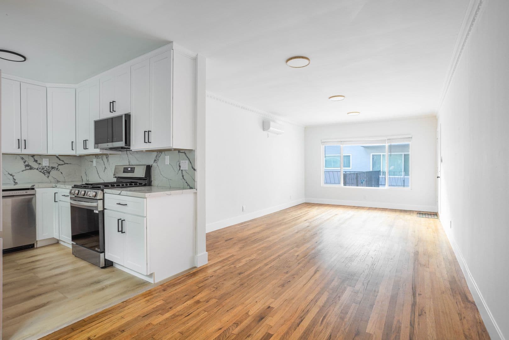 West Hollywood Apartment: 1211 N Detroit St