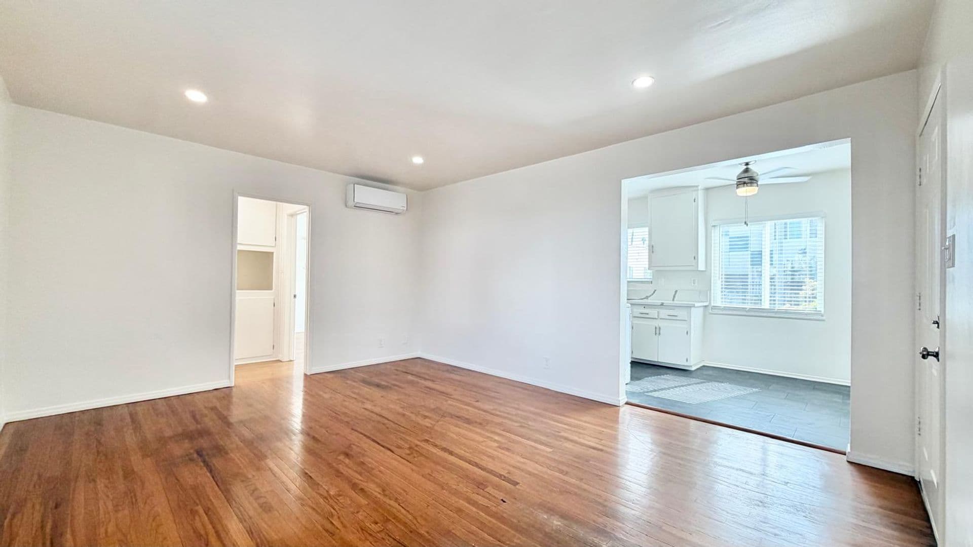 Los Angeles Apartment: 1433 S Meadowbrook Ave
