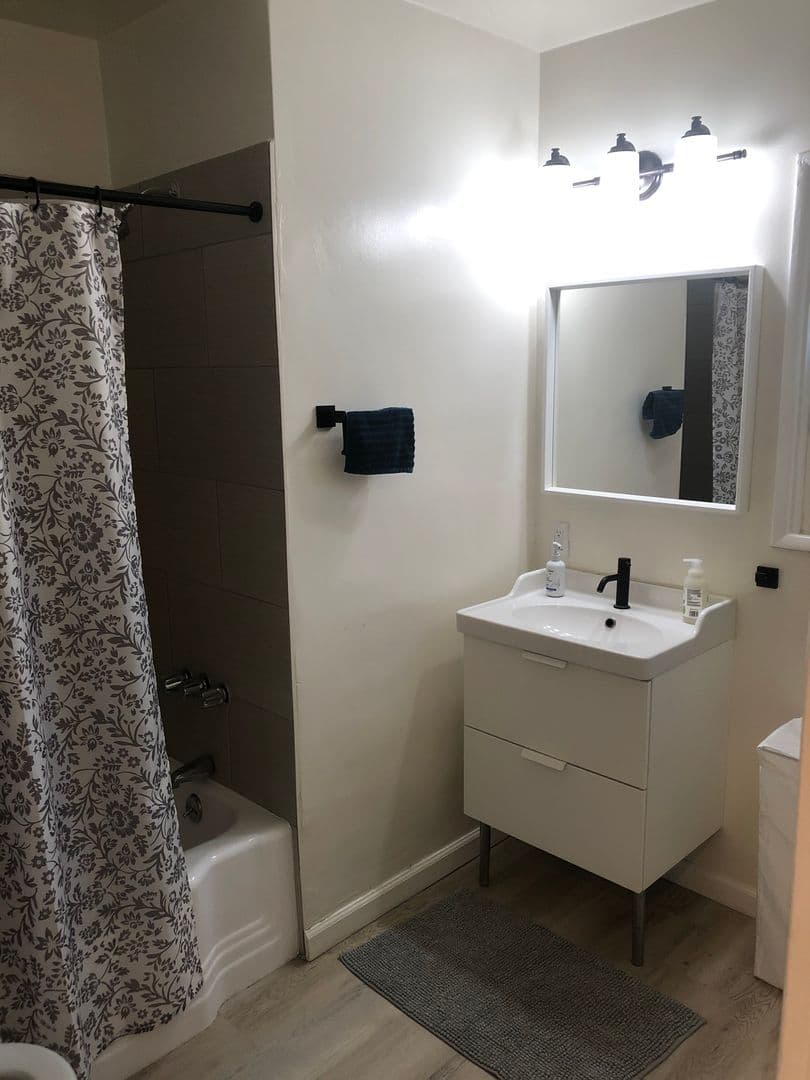 Valley Village Apartment: 12423-25 Chandler Blvd
