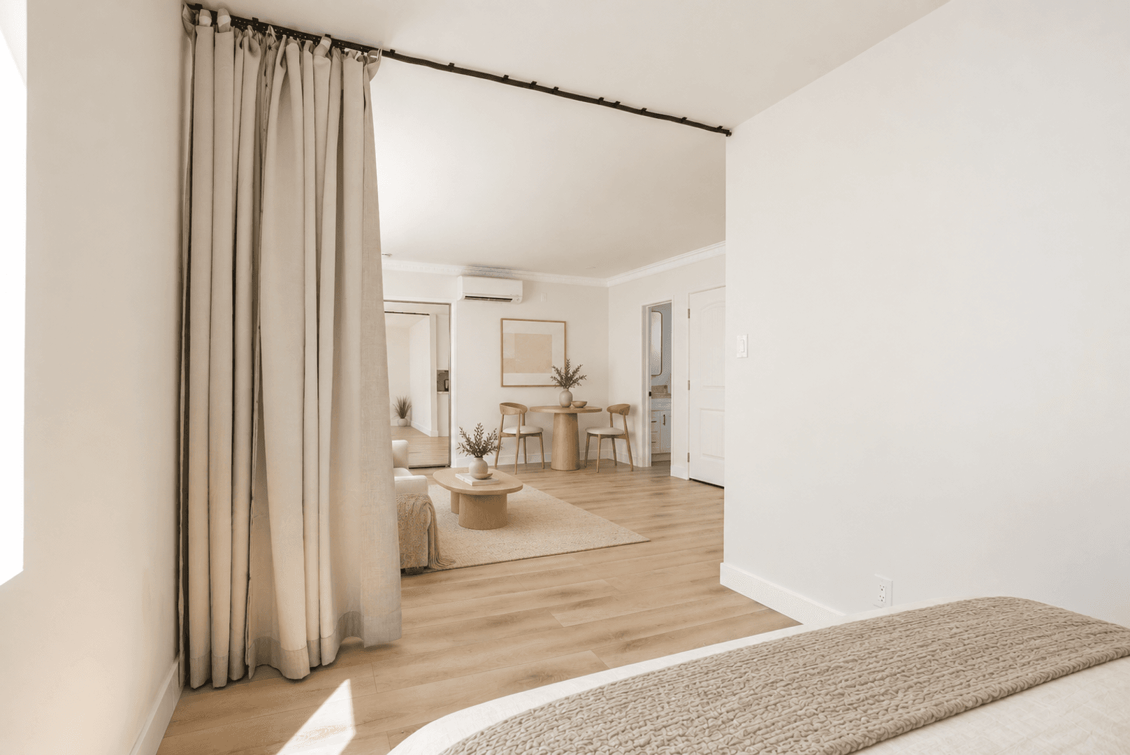 West Hollywood Apartment: 1211 N Detroit St
