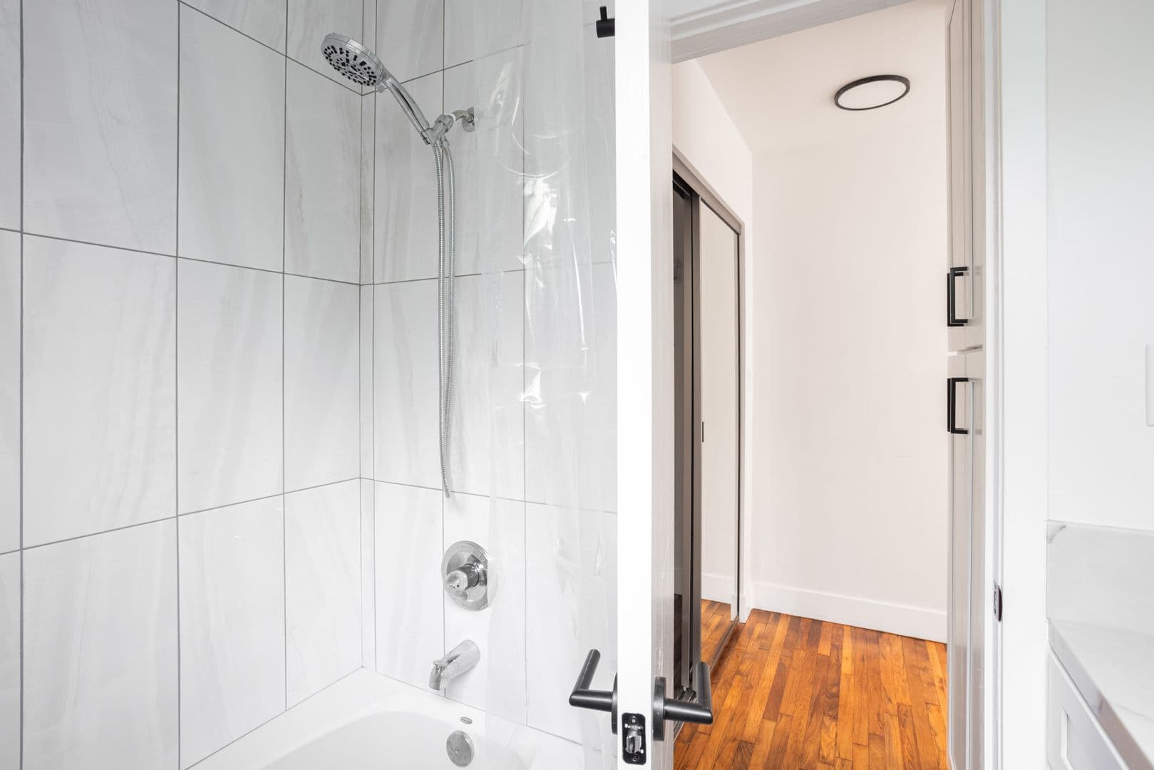 West Hollywood Apartment: 1211 N Detroit St