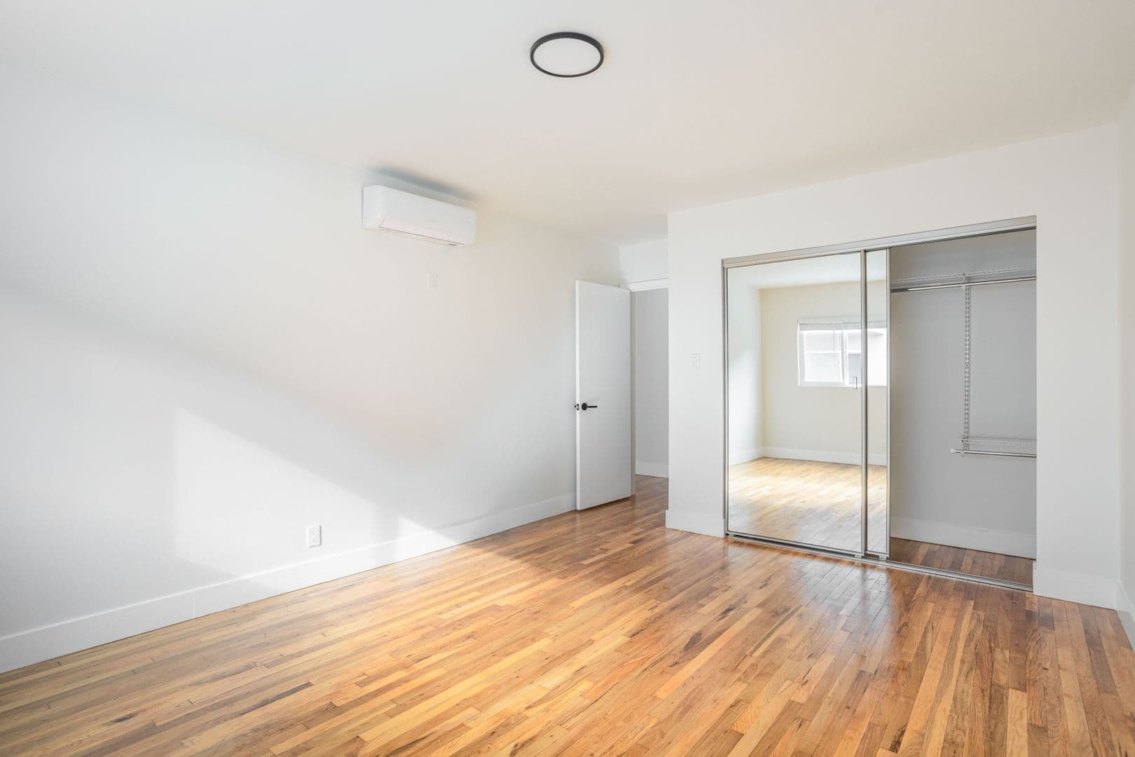 West Hollywood Apartment: 1211 N Detroit St