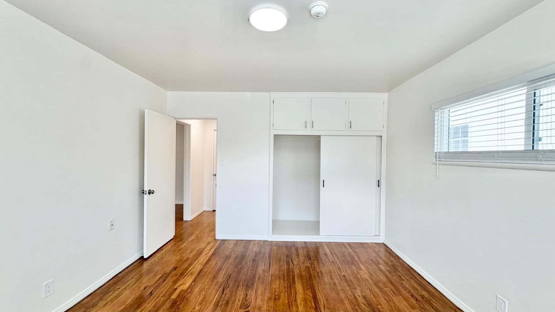 Los Angeles Apartment: 1433 S Meadowbrook Ave