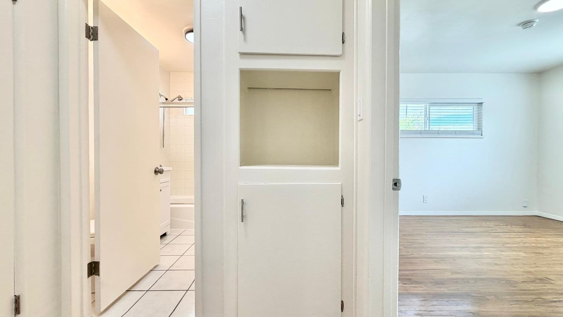 Los Angeles Apartment: 1433 S Meadowbrook Ave