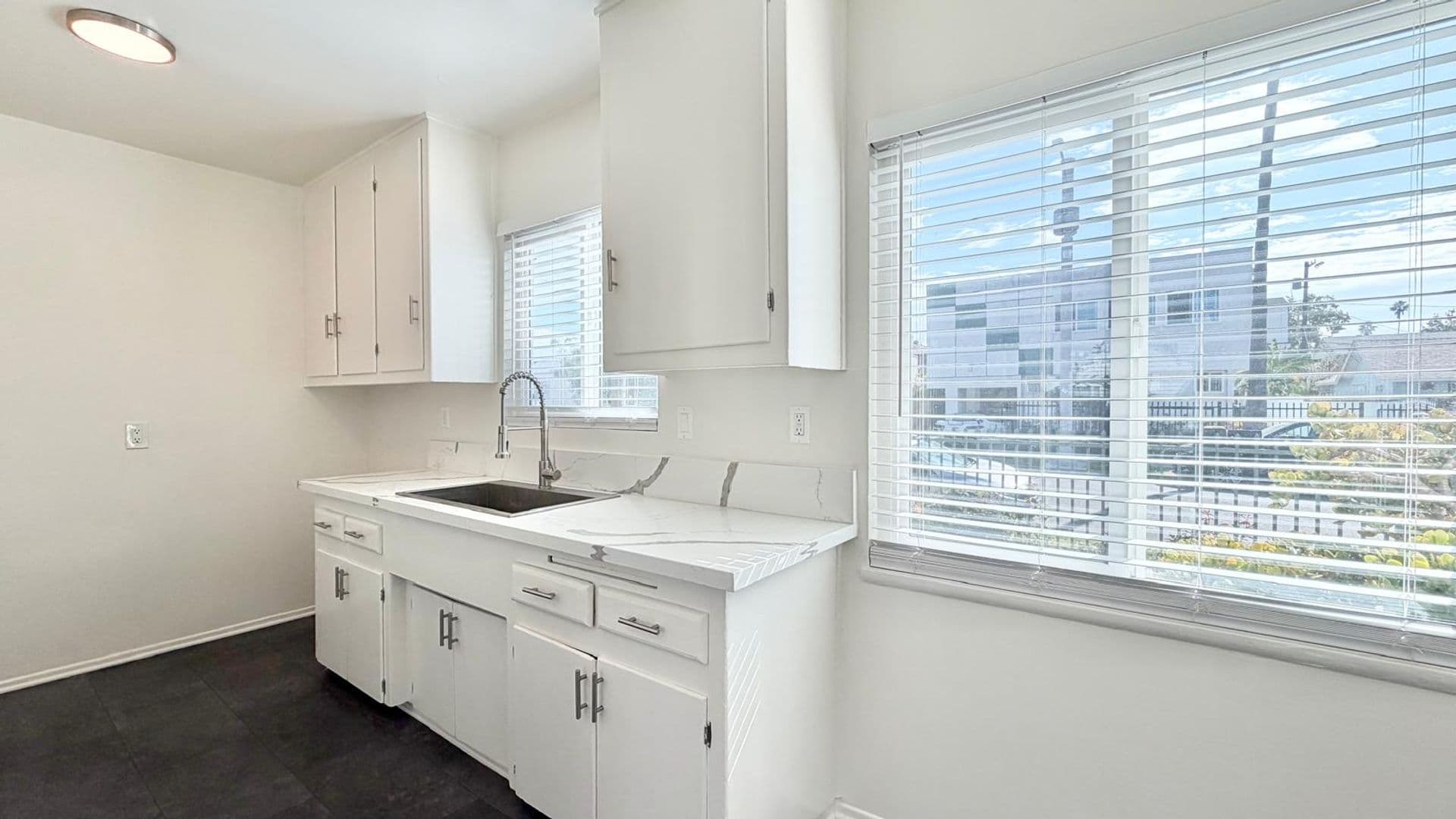 Los Angeles Apartment: 1433 S Meadowbrook Ave