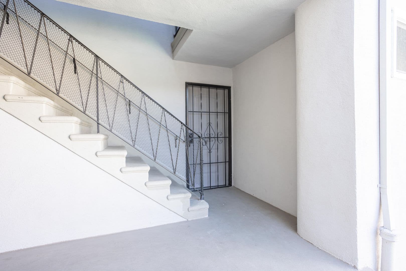 West Hollywood Apartment: 1211 N Detroit St