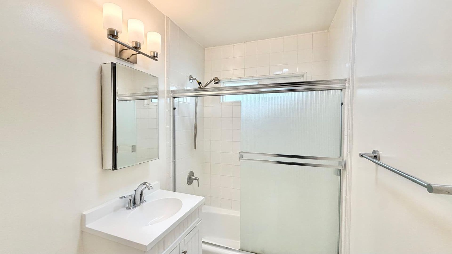 Los Angeles Apartment: 1433 S Meadowbrook Ave