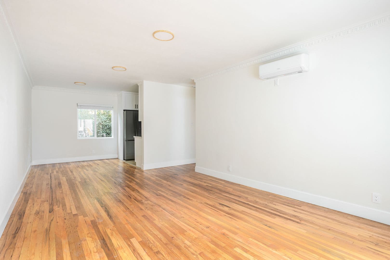 West Hollywood Apartment: 1211 N Detroit St