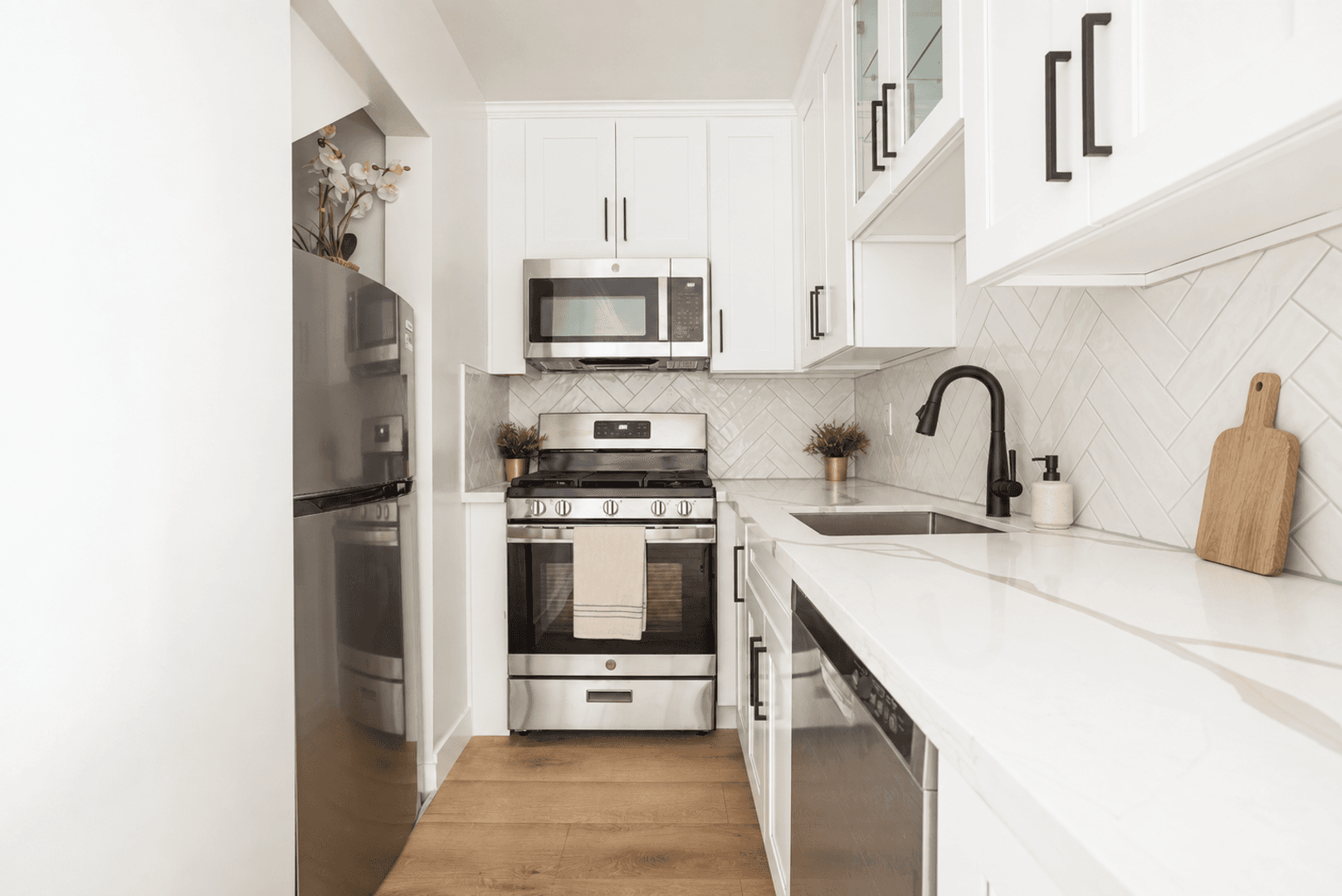 West Hollywood Apartment: 1211 N Detroit St