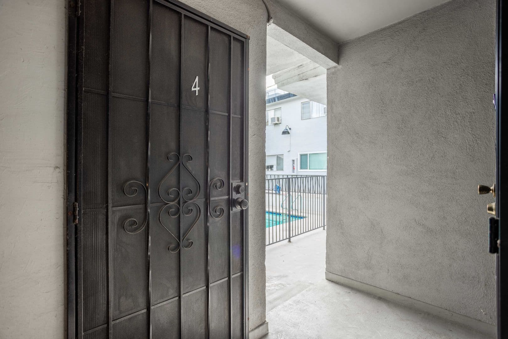 West Hollywood Apartment: 1211 N Detroit St