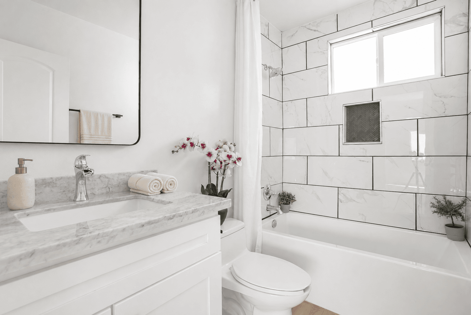 West Hollywood Apartment: 1211 N Detroit St