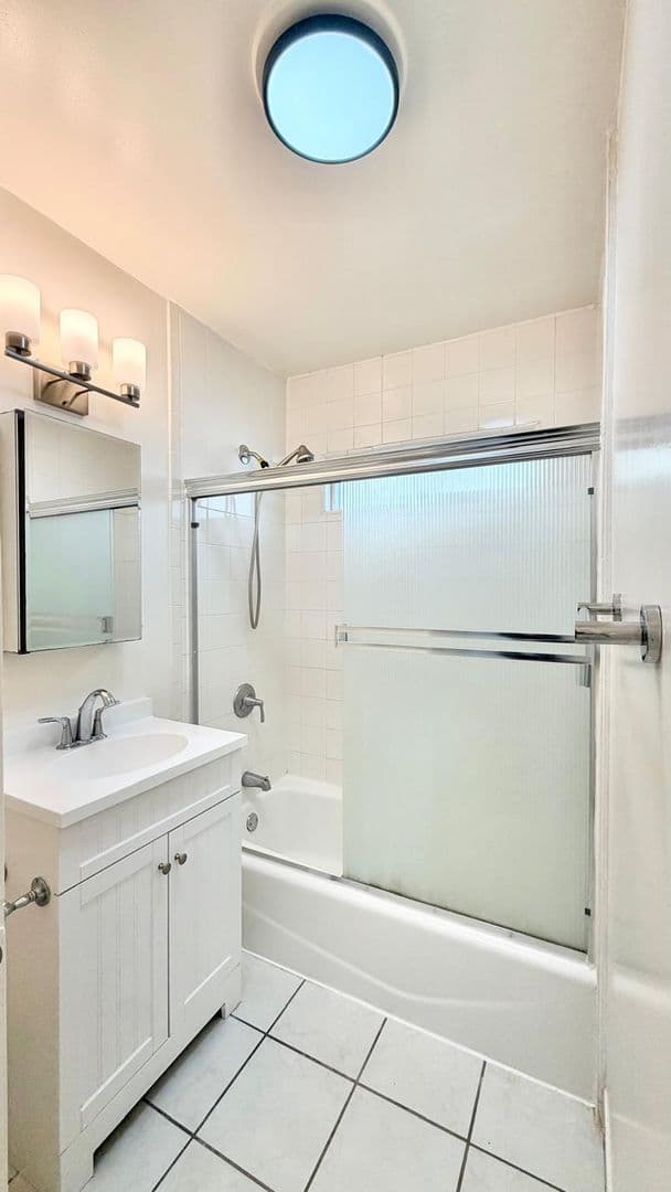 Los Angeles Apartment: 1433 S Meadowbrook Ave