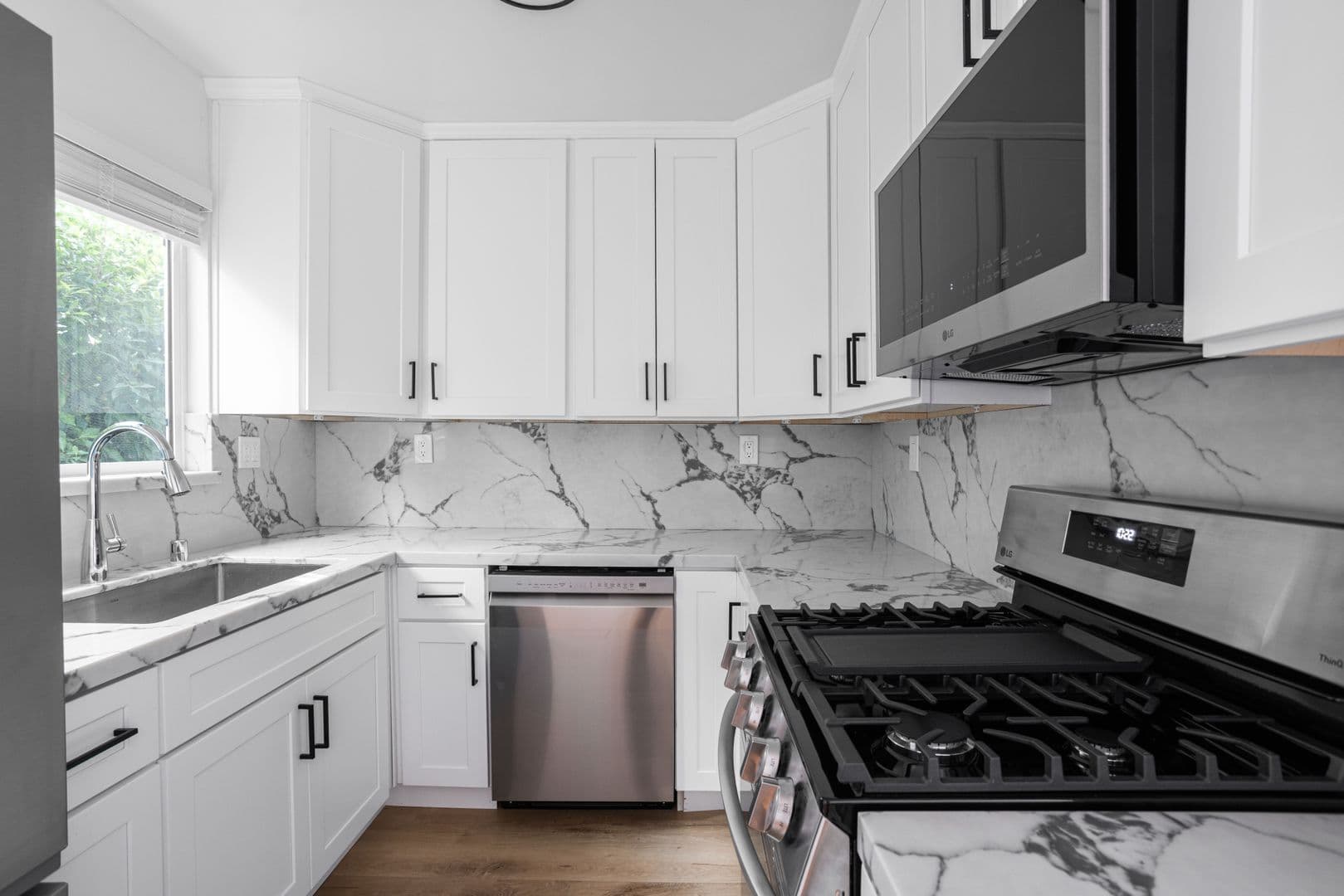 West Hollywood Apartment: 1211 N Detroit St