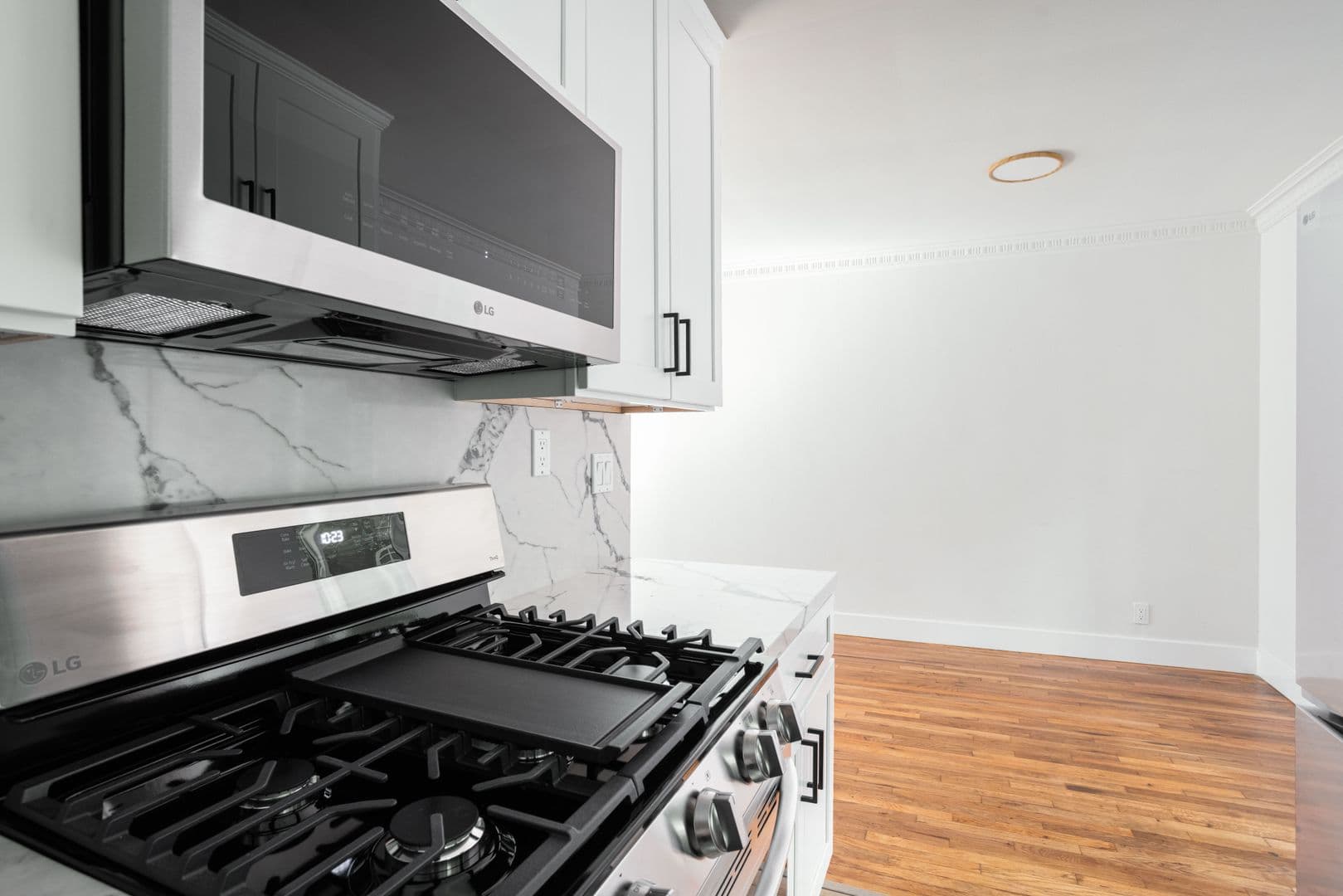 West Hollywood Apartment: 1211 N Detroit St