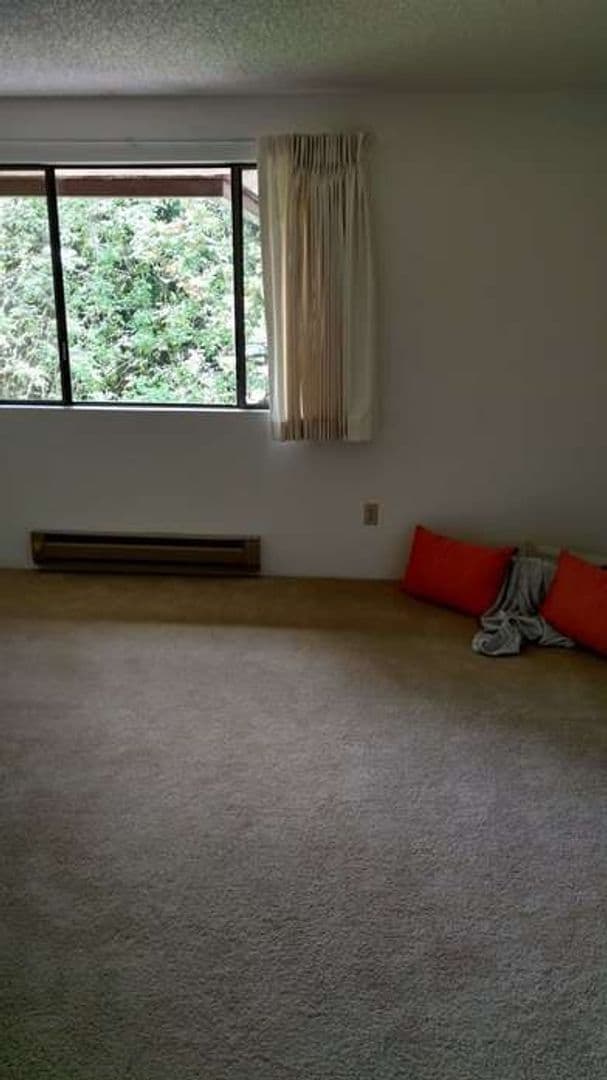 Eugene Apartment: 1280 W. 15th #2