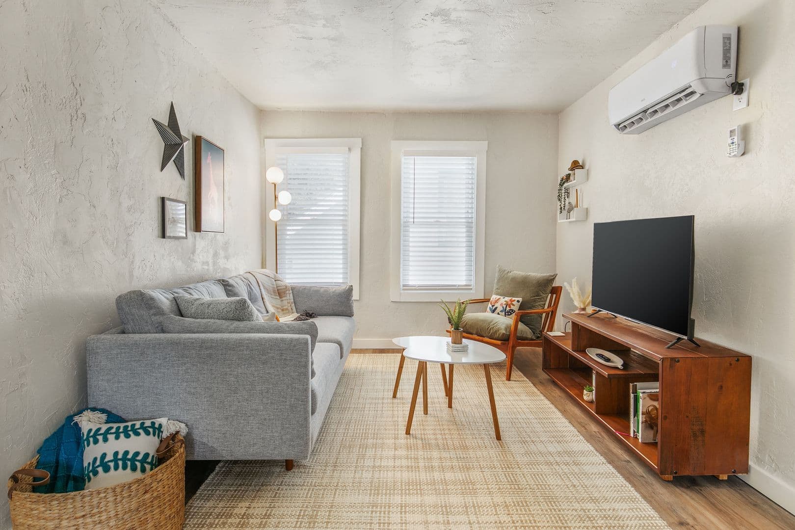 Springfield Apartment: 749 S Market Ave