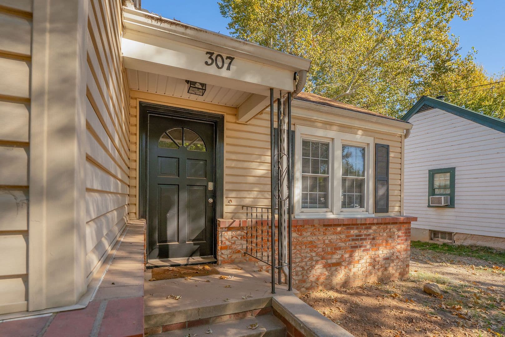 Springfield House: 307 W Portland St