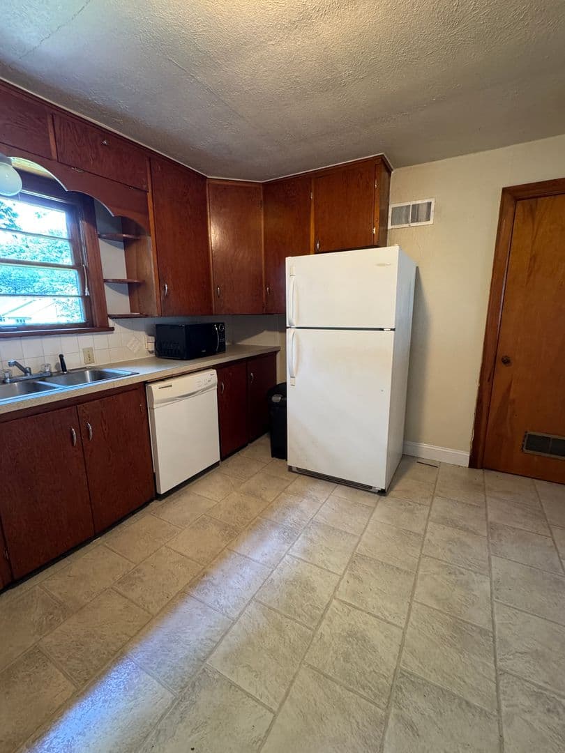 Springfield House: 1355 S Kentwood Ave