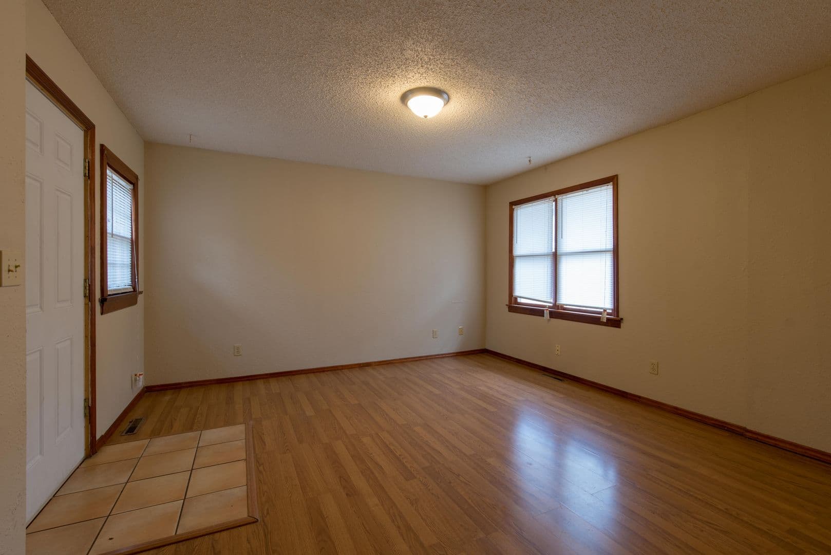 Springfield Apartment: 1441 E McDaniel St