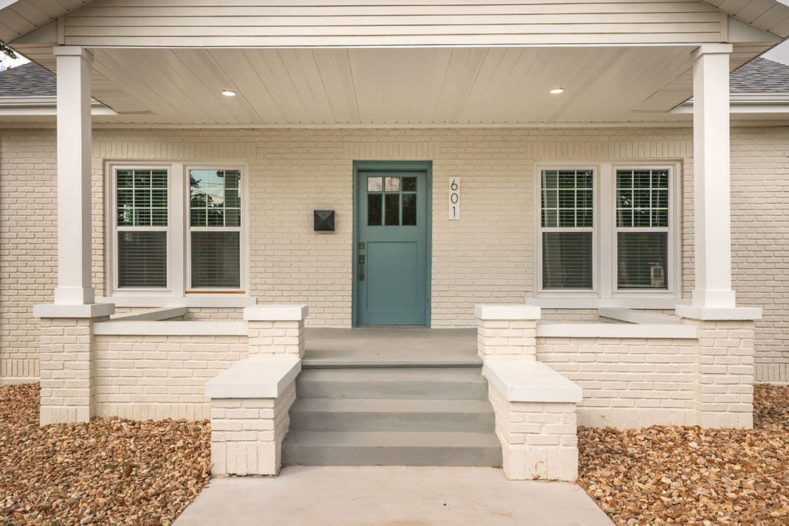 Springfield House: 601 E Delmar St