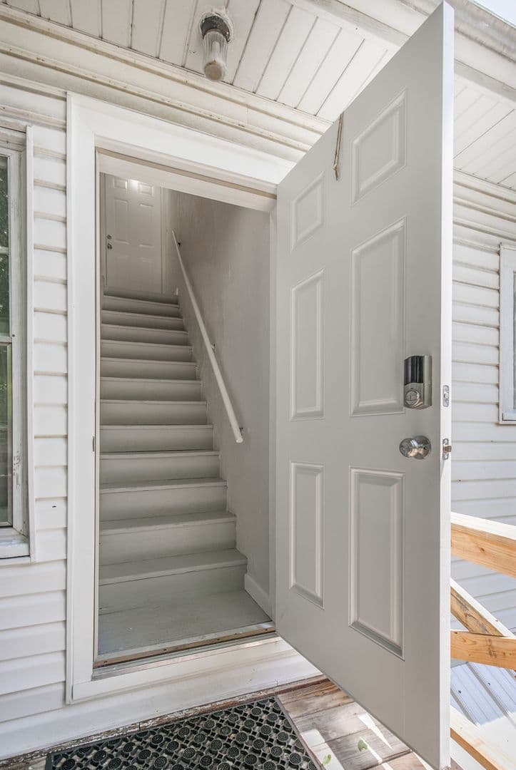 Springfield Apartment: 749 S Market Ave