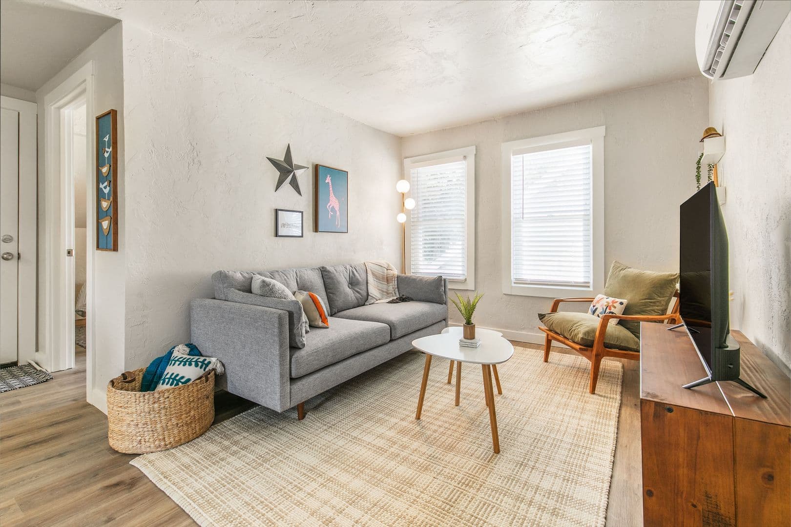Springfield Apartment: 749 S Market Ave