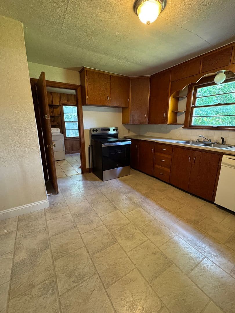 Springfield House: 1355 S Kentwood Ave