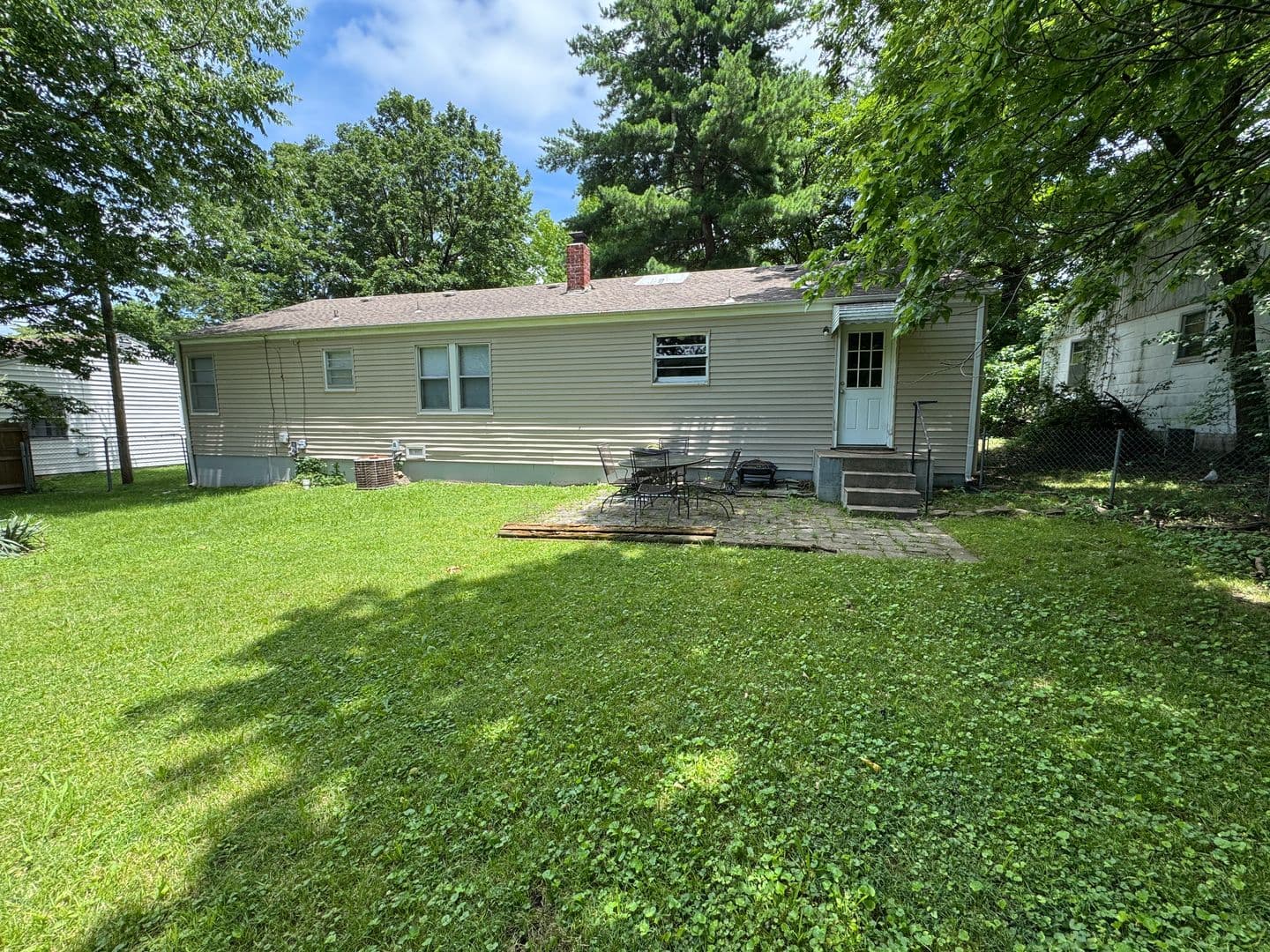 Springfield House: 1355 S Kentwood Ave