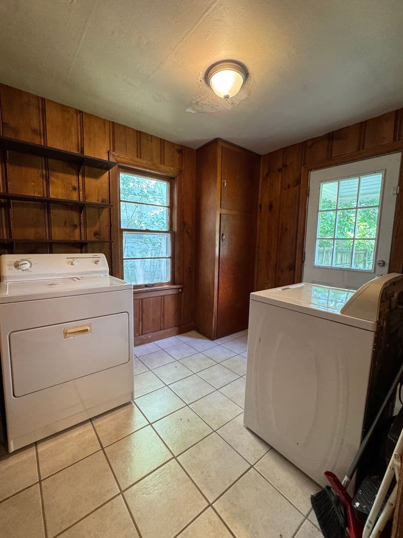 Springfield House: 1355 S Kentwood Ave