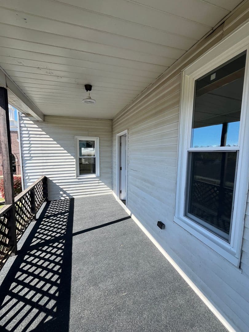Manor House: 14 Cleveland Ave