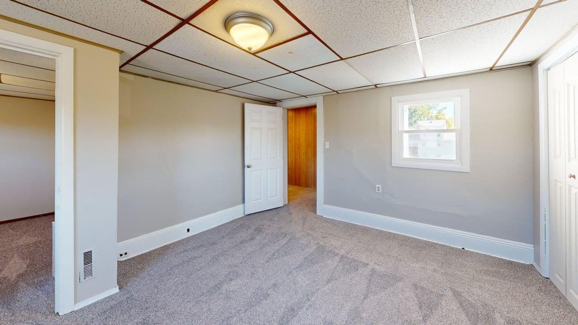 Manor House: 14 Cleveland Ave