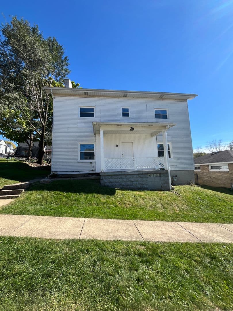 Manor House: 14 Cleveland Ave