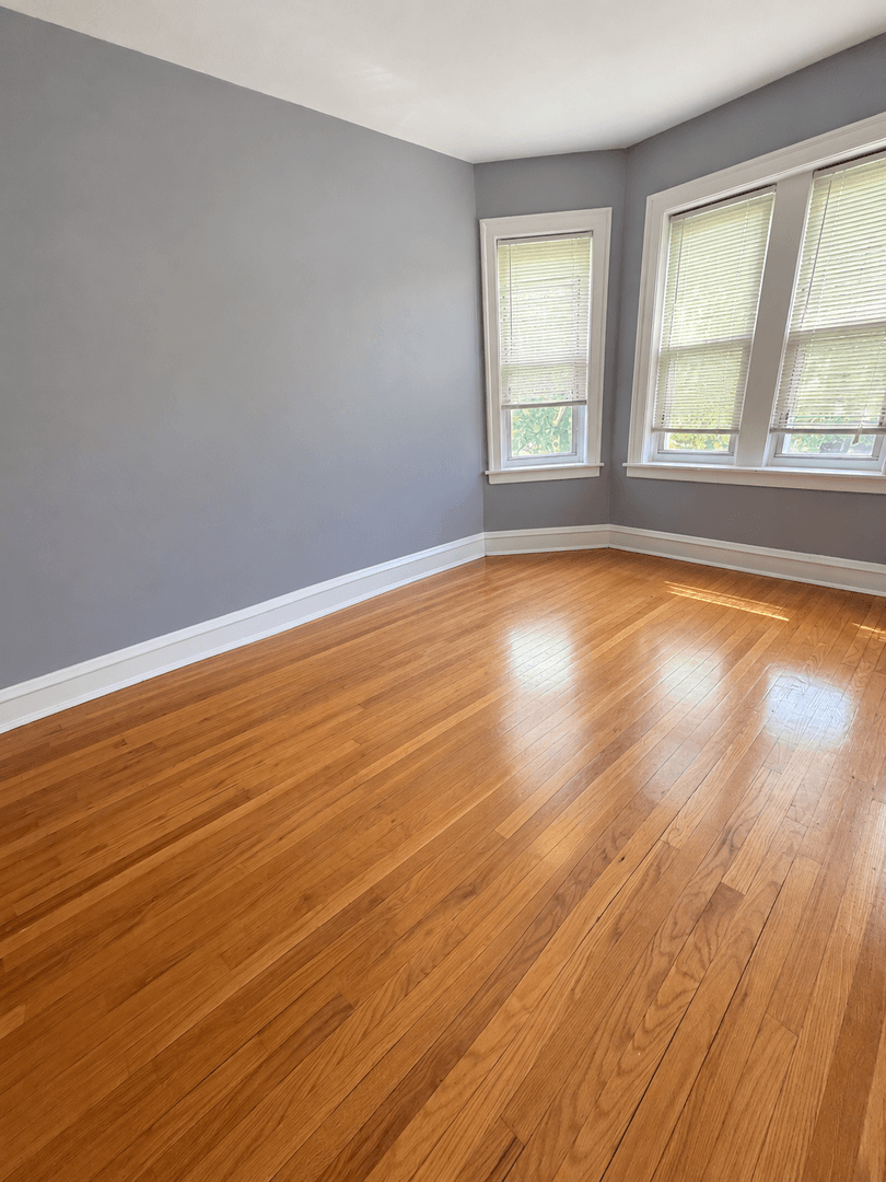 Chicago Apartment: 6957 S Michigan Avenue