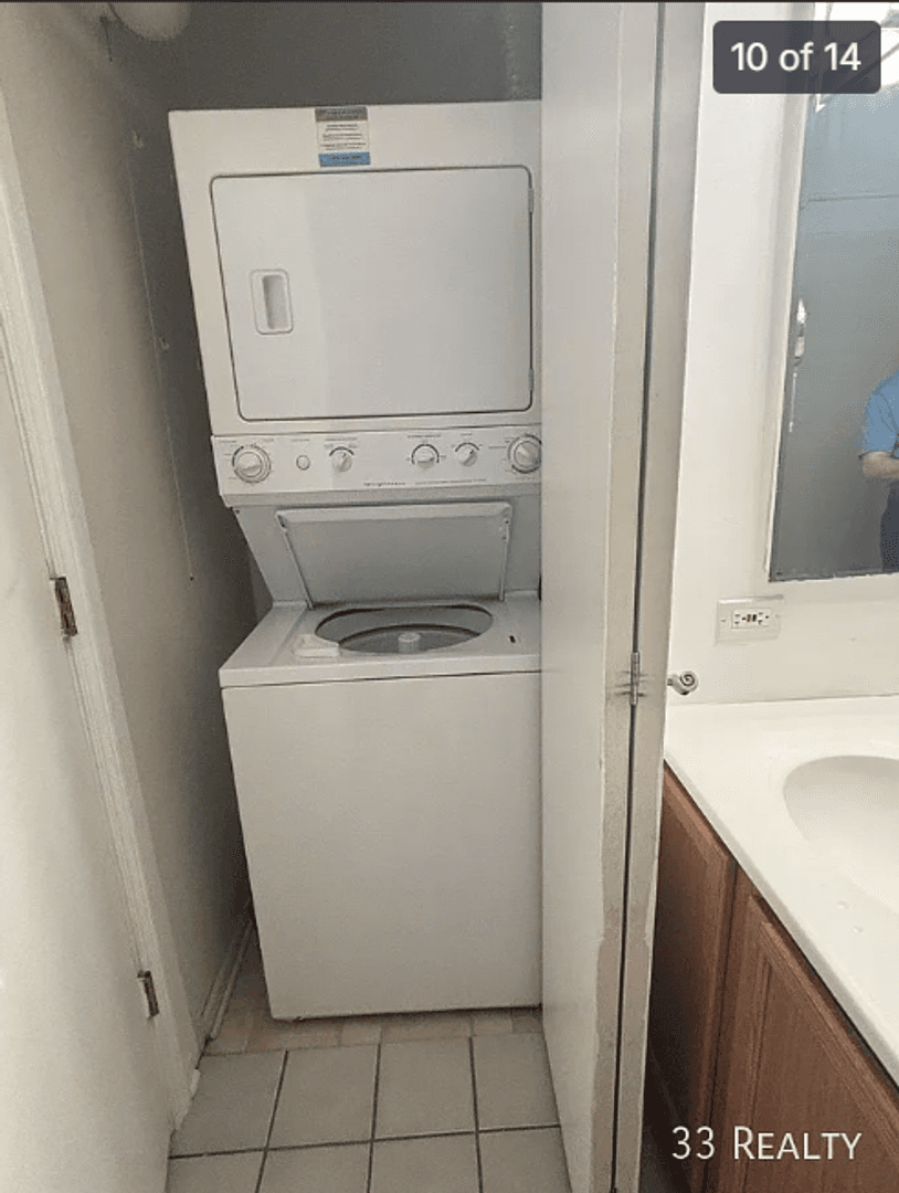 Evanston Apartment: 1834 Ridge Ave