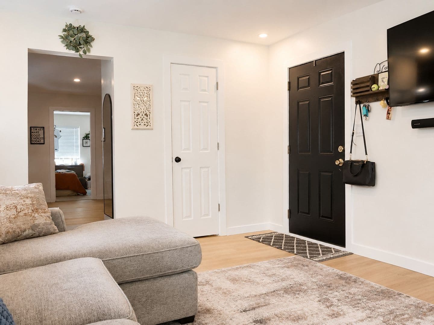 Evansville Apartment: 1233 S St. James Blvd